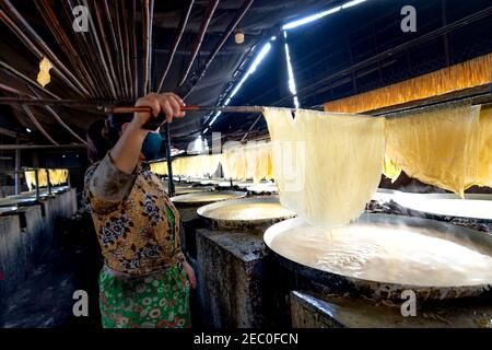 Tofu villaggio in comune di My Hoa, provincia di Vinh Long, Viet Nam - 7 febbraio 2021: Fabbrica di tofu nel comune di My Hoa, provincia di Vinh Long, Vietnam Foto Stock