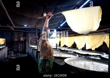 Tofu villaggio in comune di My Hoa, provincia di Vinh Long, Viet Nam - 7 febbraio 2021: Fabbrica di tofu nel comune di My Hoa, provincia di Vinh Long, Vietnam Foto Stock