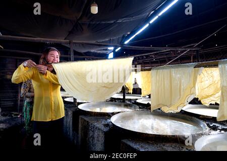 Tofu villaggio in comune di My Hoa, provincia di Vinh Long, Viet Nam - 7 febbraio 2021: Fabbrica di tofu nel comune di My Hoa, provincia di Vinh Long, Vietnam Foto Stock