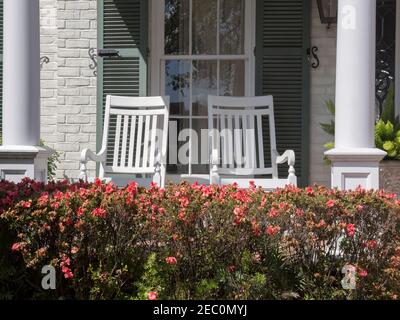 Sedie a dondolo su un portico nel Distretto Giardino di New Orleans Foto Stock