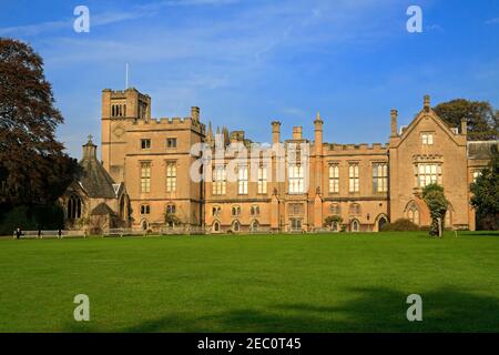 Newstead Abbey facciata sud. L'abbazia medievale è conosciuta per le sue associazioni con Lord Byron. Foto Stock