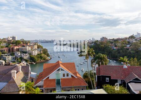 Tranquillo panorama aereo della Baia di Mosman sulla riva nord inferiore di Sydney. Mosman Bay è circondata dai sobborghi di Mosman, Cremorne e Neutral Bay Foto Stock