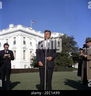 Osservazioni alla stampa in seguito al 1° volo orbitale con equipaggio statunitense, ore 15:27. Il presidente John F. Kennedy (in piedi ai microfoni) rilascia una dichiarazione alla stampa dopo l'astronauta tenente colonnello John H. Glenn, Jr. U0027s volo orbitale riuscito a bordo di Mercury-Atlas 6, anche conosciuto come amicizia 7. I reporter non identificati guardano sopra. West Wing Lawn, Casa Bianca, Washington, D.C. Foto Stock