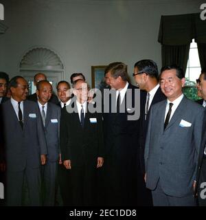 Visita dei membri del Comitato Scientifico USA-Giapponese, ORE 12:12. Visita del presidente John F. Kennedy con i membri del comitato per la cooperazione scientifica USA-Giappone. Da sinistra a destra: Presidente del Consiglio della Scienza del Giappone, Dr. Kiyoo Wadachi (sul bordo della cornice); Consulente della Scienza per il Dipartimento di Stato degli Stati Uniti, Dr. Walter G. Whitman (sul retro, per lo più nascosto); professore all'Università di Tokyo, Dr. Chu016bji Tsuboi; non identificato; Presidente della Carnegie Institution di Washington, Dr. Caryl P. Haskins (in retrocesso, per lo più nascosto); Ambasciatore del Giappone, Koichiro Asakai; Presidente del Comitato Foto Stock