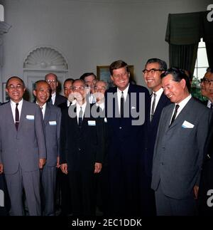 Visita dei membri del Comitato Scientifico USA-Giapponese, ORE 12:12. Visita del presidente John F. Kennedy con i membri del comitato per la cooperazione scientifica USA-Giappone. Da sinistra a destra: professore all'Università di Tokyo, Dr. Chu016bji Tsuboi; non identificato; Presidente della Carnegie Institution di Washington, Dr. Caryl P. Haskins (a ritroso); Ambasciatore del Giappone, Koichiro Asakai; Presidente della Delegazione giapponese del Comitato 2019s e Professore onorario all'Università di Tokyo, Dr. Kankuru014d Kaneshige; Presidente della Delegazione e Direttore associato del Comitato per l'Educazione degli Stati Uniti 2019 Foto Stock