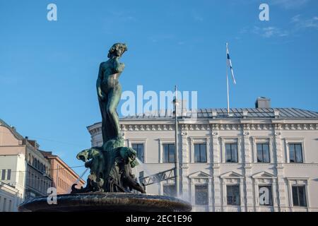 Havis Amanda è una fontana e una statua di Helsinki, Finlandia, di Ville Vallgren, eretto in Piazza del mercato nel 1908. Foto Stock