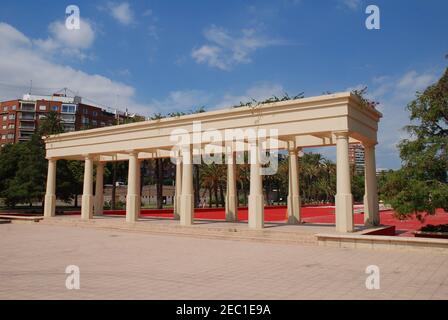 Colonnati decorativi nel parco del fiume Turia a Valencia, Spagna Foto Stock