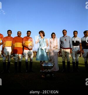 First Lady Jacqueline Kennedyu2019s (JBK) viaggio in India e Pakistan: Jaipur, Rajasthan, India, polo match. First Lady Jacqueline Kennedy (al centro) pone con il Maharaja e Maharani di Jaipur a seguito di una partita di polo per la Sirmoor Cup a Jaipur, Rajasthan, India. L-R: (Giocando per la squadra di polo di Cavalry) H.S. u201cBillyu201d Sodhi, Kishen Singh e Govind Singh; la signora Kennedy; il Maharani di Jaipur e membro del Parlamento indiano, Gayatri Devi; (giocando per la squadra di polo di Rajasthan) il Maharaja di Jaipur Sawman Singhawh II e il suo Singhawh Singhawar II. Foto Stock