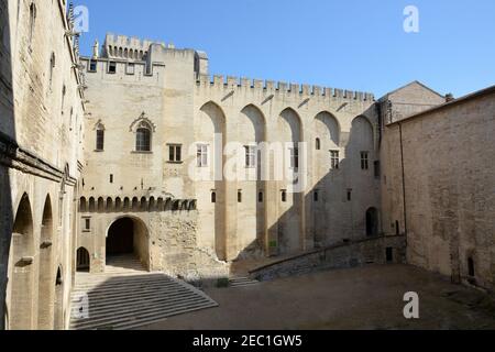 Francia, Vaucluse, Avignone, il cortile d'onore del Palais des Papes è il luogo più prestigioso e emblematico del Festival di Avignone. Foto Stock