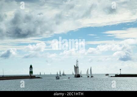 Barche a vela,Faro, Schleifjord, Fjord, acqua, Mar Baltico, Schlei, Schleimuende, Nuvole, Regione turistica, riflessione d'acqua, cielo nuvoloso, Germania del Nord Foto Stock