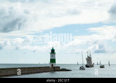 Barche a vela,Faro, Schleifjord, Fjord, acqua, Mar Baltico, Schlei, Schleimuende, Nuvole, Regione turistica, riflessione d'acqua, cielo nuvoloso, Germania del Nord Foto Stock