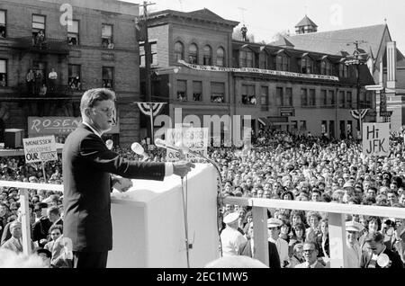 Campagna del Congresso: Monessen, Pennsylvania, rally. Il presidente John F. Kennedy ha espresso le sue osservazioni a un raduno della campagna del Congresso a Monessen, Pennsylvania. Foto Stock