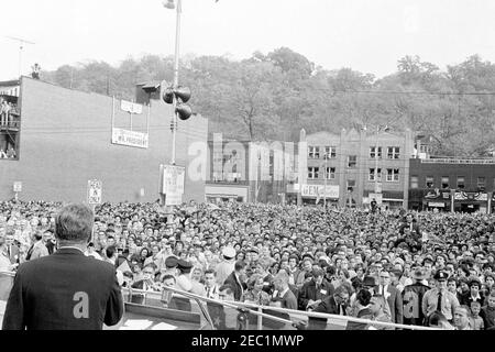 Campagna del Congresso: Aliqueppa, Pennsylvania, rally. Il presidente John F. Kennedy (di ritorno alla telecamera) partecipa a un raduno di campagna del Congresso ad Aliqueppa, Pennsylvania. Foto Stock