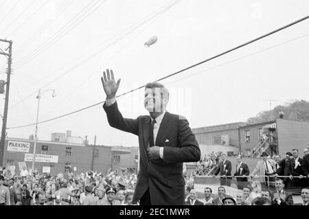 Campagna del Congresso: Aliqueppa, Pennsylvania, rally. Il presidente John F. Kennedy ondeggia durante un raduno della campagna del Congresso ad Aliqueppa, Pennsylvania. Foto Stock