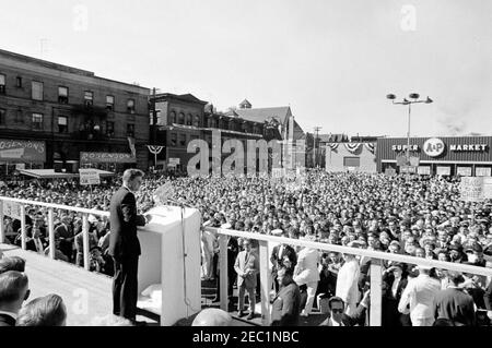 Campagna del Congresso: Monessen, Pennsylvania, rally. Il presidente John F. Kennedy ha espresso le sue osservazioni a un raduno della campagna del Congresso a Monessen, Pennsylvania. Foto Stock