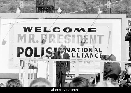 Campagna del Congresso: Monessen, Pennsylvania, rally. Il presidente John F. Kennedy ha espresso le sue osservazioni a un raduno della campagna del Congresso a Monessen, Pennsylvania. Foto Stock