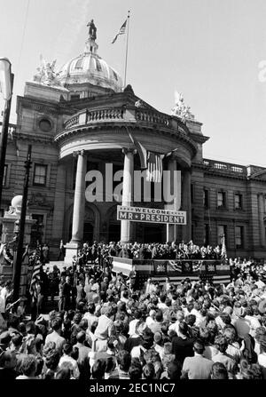 Campagna del Congresso: Washington, Pennsylvania, rally. Il presidente John F. Kennedy (on platform) commenta un raduno della campagna del Congresso al tribunale della contea di Washington a Washington, Pennsylvania. Foto Stock