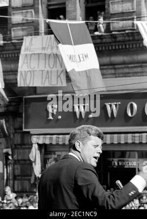 Campagna del Congresso: Washington, Pennsylvania, rally. Il presidente John F. Kennedy ha espresso le sue osservazioni in occasione di un raduno della campagna del Congresso presso il tribunale della contea di Washington a Washington, Pennsylvania. Foto Stock