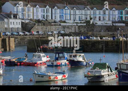 Il porto interno a Porthleven, Cornwall. Costruito nel 1858 per proteggere la pesca barche durante le tempeste. Foto Stock