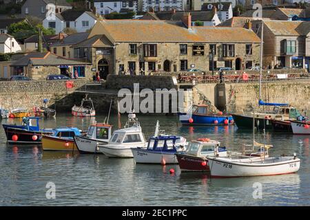 Il porto interno a Porthleven, Cornwall. Costruito nel 1858 per proteggere la pesca barche durante le tempeste. Foto Stock