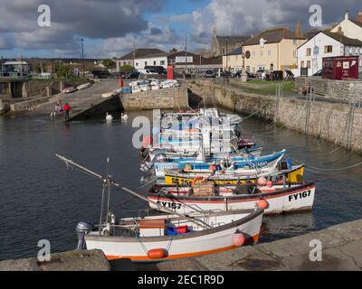 Il porto interno di Porthleven, Cornovaglia. Costruito nel 1858 per proteggere le barche da pesca durante le tempeste Foto Stock