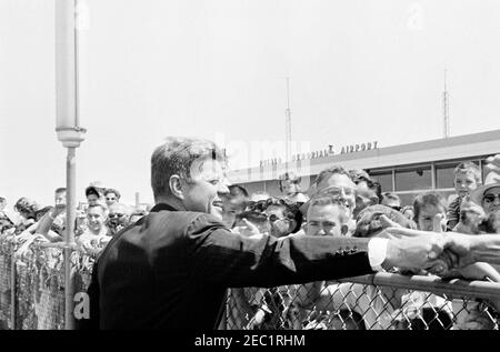 Viaggio negli stati occidentali: Pueblo, Colorado, 12:50. Il presidente John F. Kennedy saluta le folle all'aeroporto Pueblo Memorial di Pueblo, Colorado; il presidente Kennedy si è recato in Colorado per commemorare il progetto di bonifica Fryingpan-Arkansas. Foto Stock