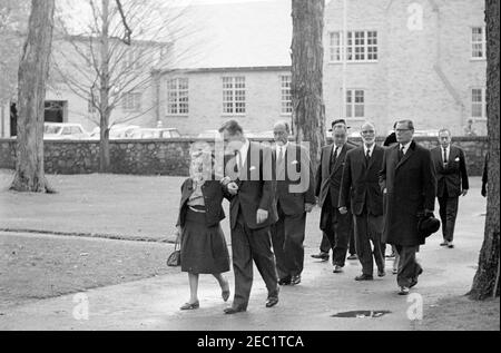 Servizi funerari per la Sig.ra Eleanor Roosevelt, Hyde Park, New York. I lutto arrivano alla Chiesa episcopale di San Jamesu2019 per i funerali di Eleanor Roosevelt. Da sinistra a destra: Laura Franklin u201cPollyu201d Delano; Governatore di New York, Nelson A. Rockefeller; Ambasciatore degli Stati Uniti presso le Nazioni Unite (ONU), Adlai Stevenson; diplomatico Ralph Bunche; due uomini non identificati; Sindaco di New York, Robert F. Wagner, Jr. Hyde Park, New York. Foto Stock