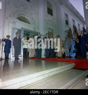 Cerimonia di arrivo del Dr. Sarvepalli Radhakrishnan, Presidente dell'India, 11:40. Il presidente John F. Kennedy partecipa alle cerimonie di arrivo per il presidente dell'India, il Dott. Sarvepalli Radhakrishnan. Da sinistra a destra: Non identificato; capo del protocollo americano, Angier Biddle Duke; aiuto militare indiano non identificato; Aide militare al presidente Kennedy, generale Chester V. Clifton; presidente Radhakrishnan; Aide navale al presidente Kennedy, capitano Tazewell Shepard; presidente Kennedy; segretario di Stato, Dean Rusk; generale Maxwell D. Taylor; Ambasciatore indiano negli Stati Uniti, B. K. Nehru, e sua moglie Shobha u201cFo Foto Stock