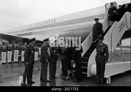 Servizi funerari per la Sig.ra Eleanor Roosevelt, Hyde Park, New York. Il presidente John F. Kennedy e la First Lady Jacqueline Kennedy arrivano alla base dell'aeronautica Stewart di Newburgh, New York, a bordo dell'Air Force One per assistere ai funerali di Eleanor Roosevelt ad Hyde Park, New York. Anche nella foto: Air Force Aide al presidente, Brigadier Generale Godfrey T. McHugh; Marian Cannon Schlesinger; Vice Segretario di Stato per gli Affari dell'Estremo Oriente, W. Averell Harriman. Foto Stock