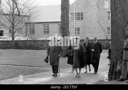Servizi funerari per la Sig.ra Eleanor Roosevelt, Hyde Park, New York. L'ex presidente, Harry S. Truman, e Bess Truman arrivano alla chiesa episcopale di San Jamesu2019 per i funerali di Eleanor Roosevelt. Anche nella foto: Margaret Truman Daniel; Clifton Daniel; Laura Franklin u201cPollyu201d Delano (parzialmente nascosto dietro l'albero). Hyde Park, New York. Foto Stock