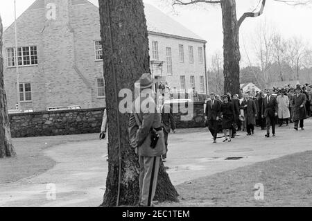 Servizi funerari per la Sig.ra Eleanor Roosevelt, Hyde Park, New York. Il presidente John F. Kennedy e la First Lady Jacqueline Kennedy (entrambi a destra) camminano verso la chiesa episcopale di San Jamesu2019 per i funerali di Eleanor Roosevelt. Anche nella foto: Il Segretario della stampa, Pierre Salinger; gli agenti del Servizio Segreto della Casa Bianca, Ernie Olsson, Emory Roberts, Jack Ready, James J. Rowley e Roy Kellerman. Hyde Park, New York. Foto Stock
