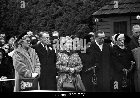 Servizi funerari per la Sig.ra Eleanor Roosevelt, Hyde Park, New York. I Mourner frequentano i funerali di Eleanor Roosevelt nel giardino di rose della tenuta Roosevelt ad Hyde Park, New York. Washington corrispondente per la Guy Gannet Publishing Company del Maine, May Craig, si trova al centro; tutti gli altri sono non identificati. Foto Stock