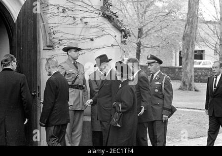 Servizi funerari per la Sig.ra Eleanor Roosevelt, Hyde Park, New York. Eisenhower (centro), ex presidente, arriva alla Chiesa episcopale di San Jamesu2019 per i funerali di Eleanor Roosevelt. Anche nella foto: diplomat Ralph Bunche; Ruth Harris Bunche; Sindaco di New York City, Robert F. Wagner, Jr. Hyde Park, New York. Foto Stock