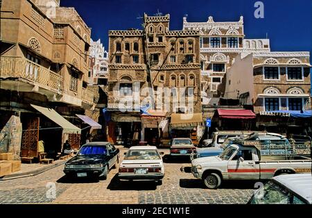 Sanaa (arabo: صَنْعَاء, Ṣanʿāʾ [sˤɑnʕaːʔ], arabo yemenita: Arabo del sud antico: 𐩮𐩬𐩲𐩥 Ṣnʿw), anche scritto Sanaʽa o sana, è la città più grande di Ye Foto Stock