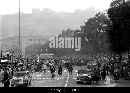 Viaggio in Europa: Italia, Napoli: Moto, 17:40. Grandi folle si riuniscono in strada mentre il motociclista del presidente John F. Kennedyu2019s viaggia attraverso Napoli, Italia. Foto Stock