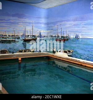 Bernard Lamotte mette i tocchi finali sul murale della piscina della Casa Bianca. Vista del murale raffigurante il porto di Christiansted a St. Croix, Isole Vergini, dipinto dall'artista Bernard Lamotte. Piscina, Casa Bianca, Washington, D.C. Foto Stock