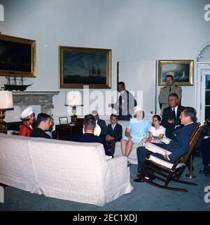 Visita dell'astronauta Lt. CMdR. Famiglia Scott Carpenter u0026, 10:00. Il presidente John F. Kennedy (in sedia a dondolo) visita con il comandante dell'astronauta M. Scott Carpenter e il direttore delle operazioni per il progetto Mercury, il Dr. Walter C. Williams, e le loro famiglie. Seduto sul lettino in primo piano (R-L): Lt. CDR. Carpentiere, Carpentiere Noxon (nascosto), Howard L. Williams, Kristen Elaine Carpenter (nascosto), e Rene Carpenter. Seduto sul divano, di fronte alla fotocamera (R-L): Dr. Williams, Elizabeth Ann Williams, Helen Manning Williams, Robyn Jay Carpenter, e Marc Scott Carpenter (parzialmente nascosto). Foto Stock