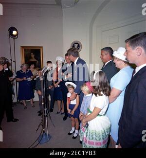 Visita dell'astronauta Lt. CMdR. Famiglia Scott Carpenter u0026, 10:00. Il presidente John F. Kennedy visita con l'astronauta il comandante del tenente M. Scott Carpenter e il direttore delle operazioni per il progetto Mercury, il Dr. Walter C. Williams, e le loro famiglie, per quanto riguarda il Lt. CDR. Carpenteru0027s volo orbitale Mercury-Atlas 7 (noto anche come Aurora 7). Da sinistra a destra: Tre persone non identificate (tra cui un fotografo e due giornalisti), Robyn Jay Carpenter, Marc Scott Carpenter, René Carpenter, Lt. CDR. Carpentiere, presidente Kennedy, Candace Noxon Carpenter e Kristen Elaine Carpenter (entrambi davanti), Dr Foto Stock