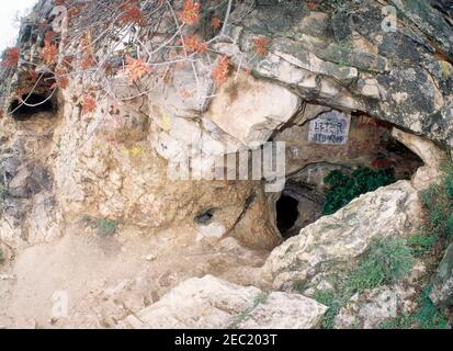 ENTRATA A LA CUEVA. LOCALITÀ: CUEVA DEL REGUERILLO. PATONES DE ARRIBA. MADRID. SPAGNA. Foto Stock