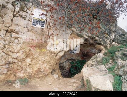 ENTRATA A LA CUEVA- CARTEL DE LA FEDERACION MADRILEÑA DE ESPELEOLOGIA. LOCALITÀ: CUEVA DEL REGUERILLO. PATONES DE ARRIBA. MADRID. SPAGNA. Foto Stock