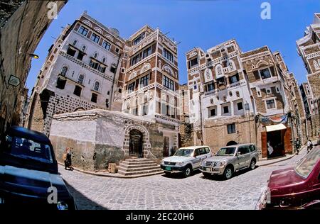 Sanaa (arabo: صَنْعَاء, Ṣanʿāʾ [sˤɑnʕaːʔ], arabo yemenita: Arabo del sud antico: 𐩮𐩬𐩲𐩥 Ṣnʿw), anche scritto Sanaʽa o sana, è la città più grande di Ye Foto Stock