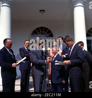 Presentazione delle Medaglie giovani Americane a Gerald L. Davis (Oregon), Gordon B. Kilmer (Michigan), e Mary Ann Kingry (Michigan), 10:15. Il Presidente John F. Kennedy partecipa alla cerimonia di presentazione delle Medaglie giovani americane per la Bravera e il Servizio. Il presidente Kennedy presenta la medaglia a Gerald Lee Davis, dell'Ontario, Oregon. Da sinistra a destra: Direttore del Federal Bureau of Investigation (FBI), J. Edgar Hoover; senatore Mike Mansfield (Montana); presidente Kennedy; Gerald Lee Davis; senatore Maurine Neuberger (Oregon); rappresentante James Harvey (Michigan); avvocato generale, Robert F. Kenne Foto Stock