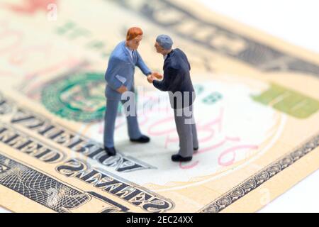 Uomini d'affari che scuotono la banconota da dollari usa. Affare redditizio dell'azienda di affari. Accordo finanziario per l'acquisto e la vendita. Concetto di trattativa redditizia. Inves Foto Stock