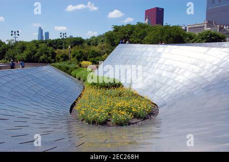 Un ponte pedonale chiamato 'BP Bridge' a Millennium Park, Chicago Foto Stock