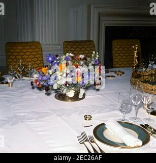 Pranzo in onore di Roberto F. chiari, presidente di Panama, ore 13:00. Vista dei tavoli e della disposizione dei fiori nella Sala da pranzo di Stato della Casa Bianca, Washington, D.C., allestita per un pranzo in onore del presidente di Panama, Roberto F. chiari. Foto Stock