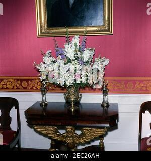 Pranzo in onore di Roberto F. chiari, presidente di Panama, ore 13:00. Vista di un arrangiamento floreale nella Sala Rossa della Casa Bianca, Washington, D.C., allestita per un pranzo in onore del Presidente di Panama, Roberto F. chiari. Foto Stock