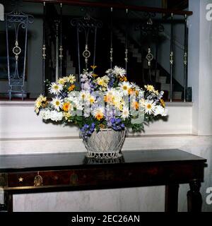 Pranzo in onore di Roberto F. chiari, presidente di Panama, ore 13:00. Vista di un arrangiamento floreale nella Sala della Croce della Casa Bianca, Washington, D.C., istituito per un pranzo in onore del presidente di Panama, Roberto F. chiari. La Grande Scala è visibile sullo sfondo. Foto Stock