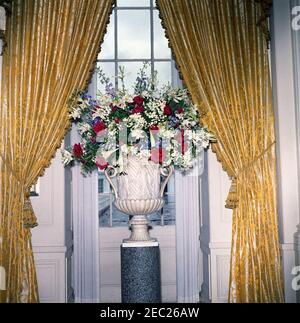 Pranzo in onore di Roberto F. chiari, presidente di Panama, ore 13:00. Vista di una disposizione floreale nella Sala Est della Casa Bianca, Washington, D.C., allestita per un pranzo in onore del Presidente di Panama, Roberto F. chiari. Foto Stock