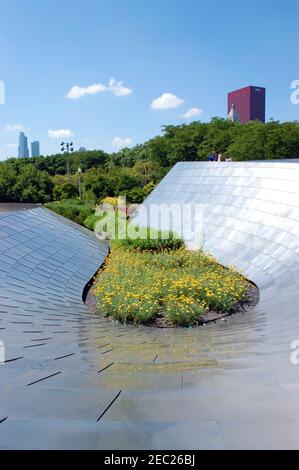 Un ponte pedonale chiamato 'BP Bridge' a Millennium Park, Chicago Foto Stock