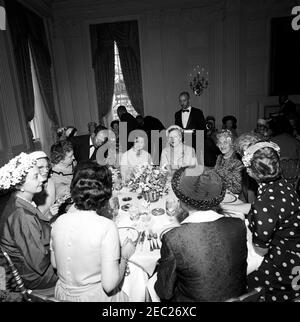 Prima Lady Jacqueline Kennedyu0027s (JBK) pranzo per le mogli Senatorsu0027. Lady Bird Johnson (centro) assiste a un pranzo per le mogli senatorsu2019, dato da First Lady Jacqueline Kennedy nella Sala da pranzo di Stato della Casa Bianca, Washington, D.C. anche seduto al tavolo in primo piano: Henrietta Hill (moglie del Senatore Lister Hill di Alabama); Frances Marion Grant Bennett, moglie del senatore Wallace Bennett dello Utah. Grace Murphy Dodd (moglie del senatore Thomas Dodd del Connecticut) siede a destra sullo sfondo. Foto Stock